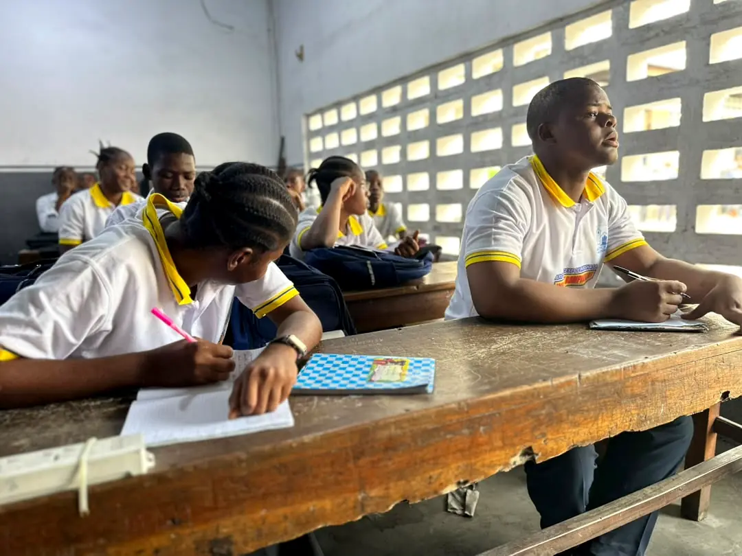 Élèves des humanités au travail en classe