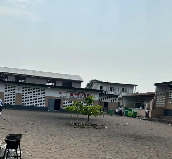 La grande cour de l’institut