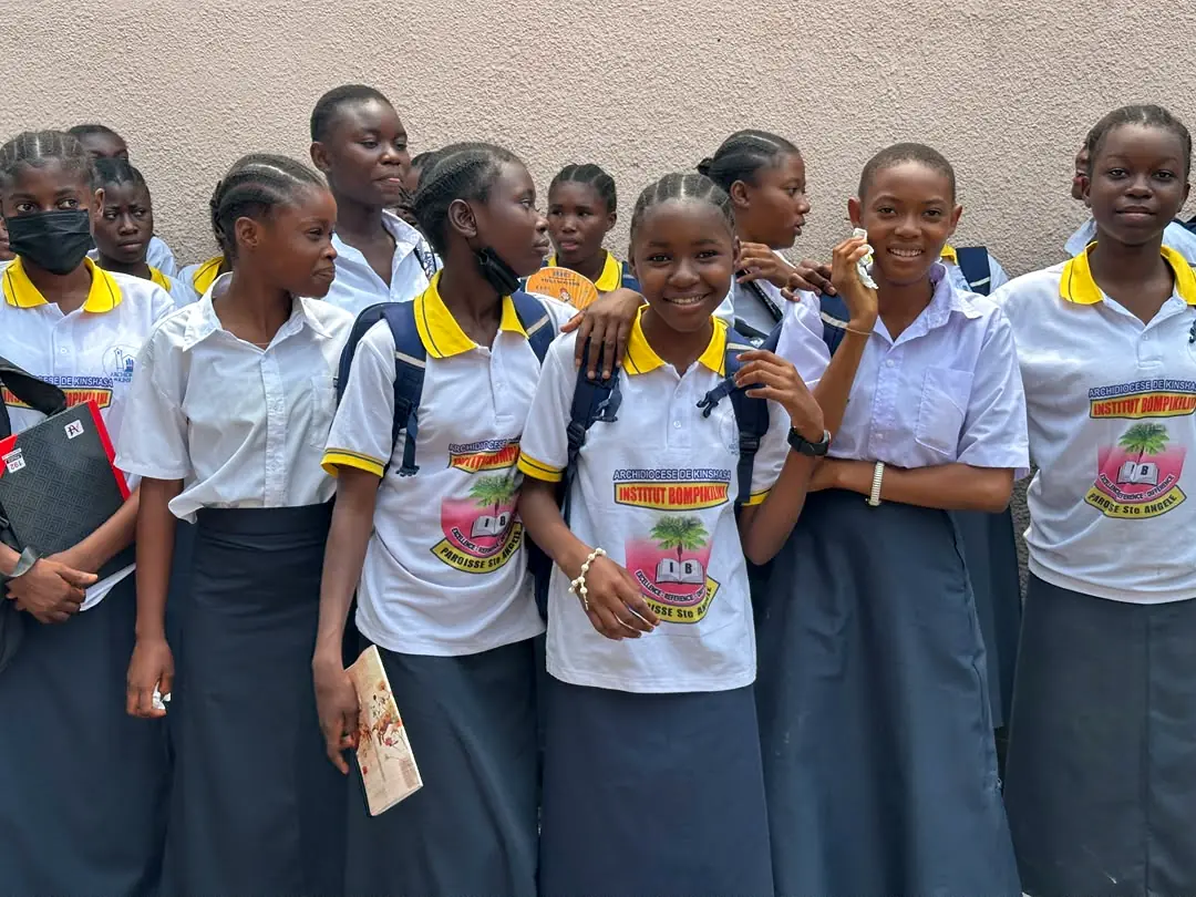 Élèves de l’Institut Bompikiliki, souriantes, en uniforme
