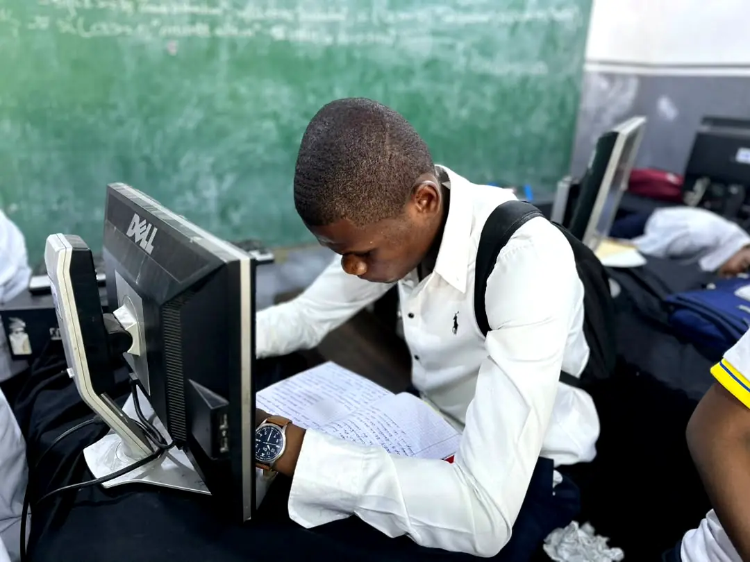 Un élève au travail en salle informatique
